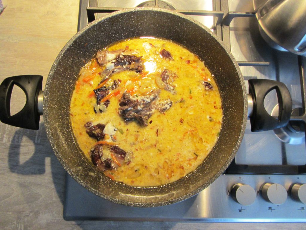 Фото рецепта - Мясо кролика (зайца) тушеного в сметане - шаг 5