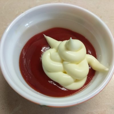Фото рецепта - Сэндвичи с маринованным луком, салями и сыром Эдам - шаг 3
