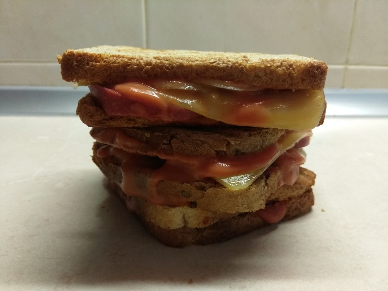 Сэндвичи с маринованным луком, салями и сыром Эдам