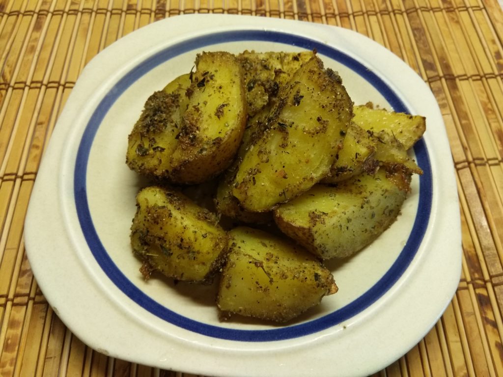 Дольки картофеля, запечённые в духовке с кориандром и розмарином