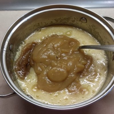 Фото рецепта - Брауни на яблочном варенье с орехами - шаг 3