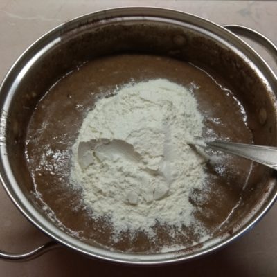 Фото рецепта - Брауни на яблочном варенье с орехами - шаг 4