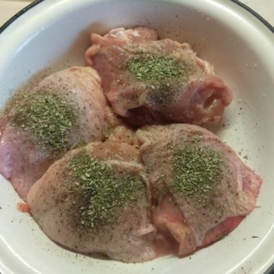 Фото рецепта - Картофель, запеченный с курицей в духовке - шаг 4