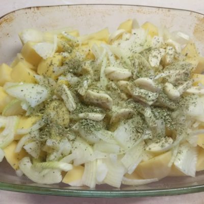 Фото рецепта - Картофель, запеченный с курицей в духовке - шаг 3