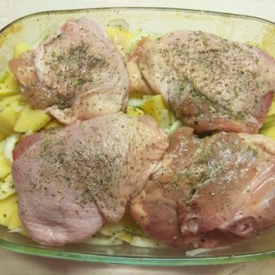 Фото рецепта - Картофель, запеченный с курицей в духовке - шаг 4