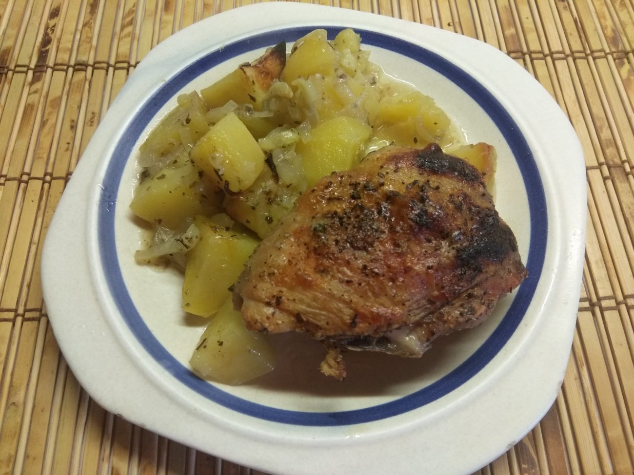 Картофель, запеченный с курицей в духовке
