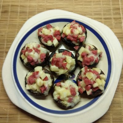 Фото рецепта - Шампиньоны, фаршированные яблоками и салями - шаг 5