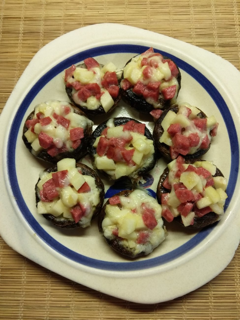 Шампиньоны, фаршированные яблоками и салями