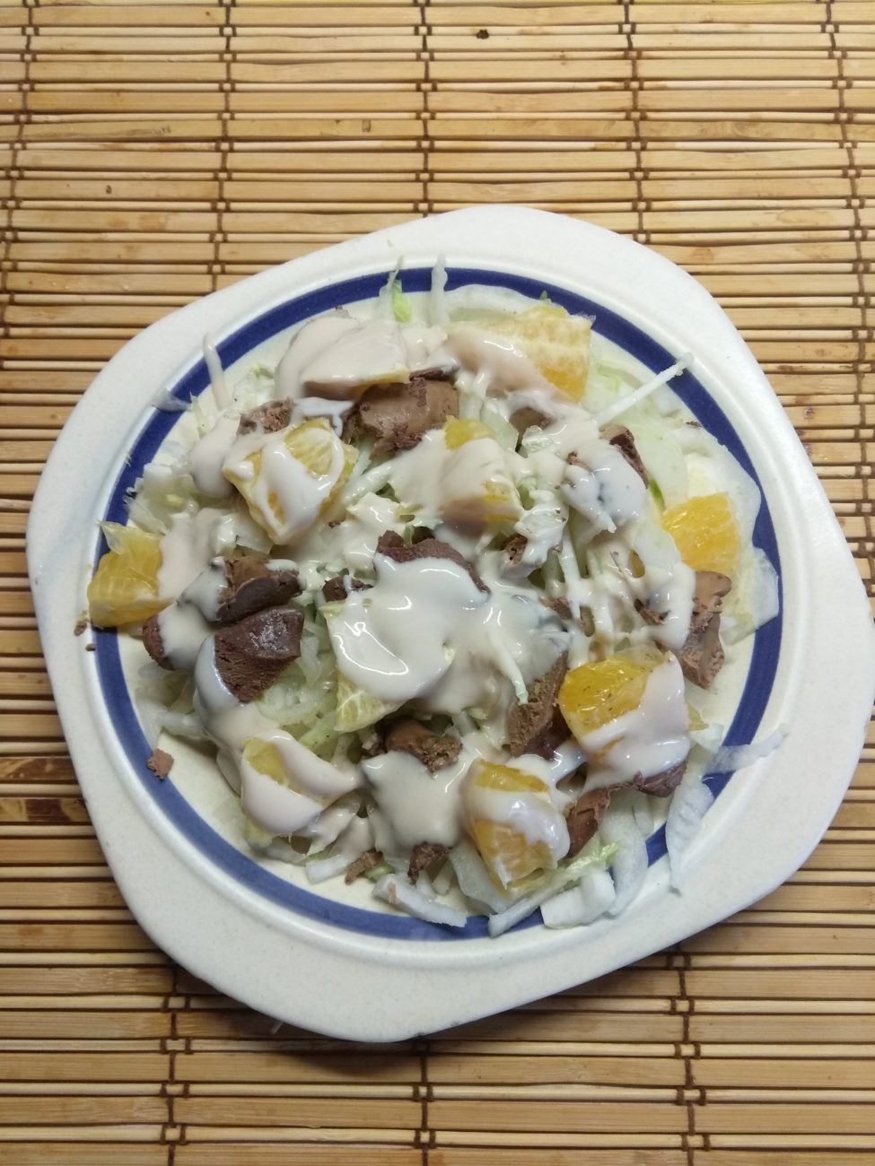 Салат из пекинской капусты, куриной печени и апельсина