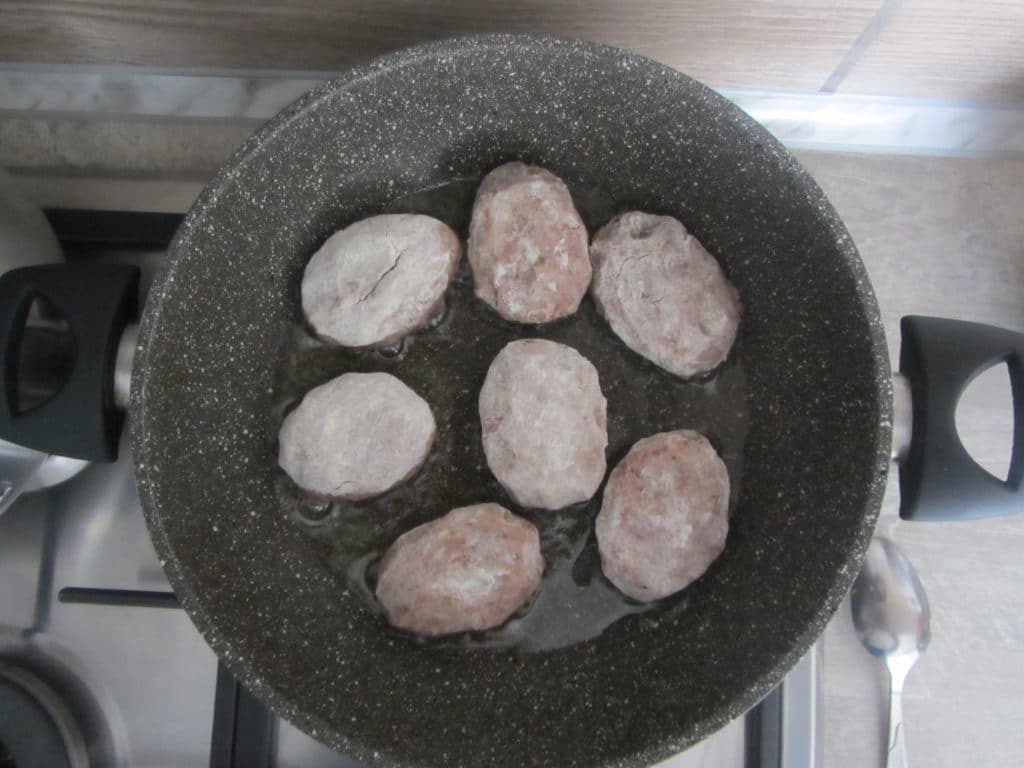 Фото рецепта - Постные котлеты из красной фасоли орехами и чесноком - шаг 4
