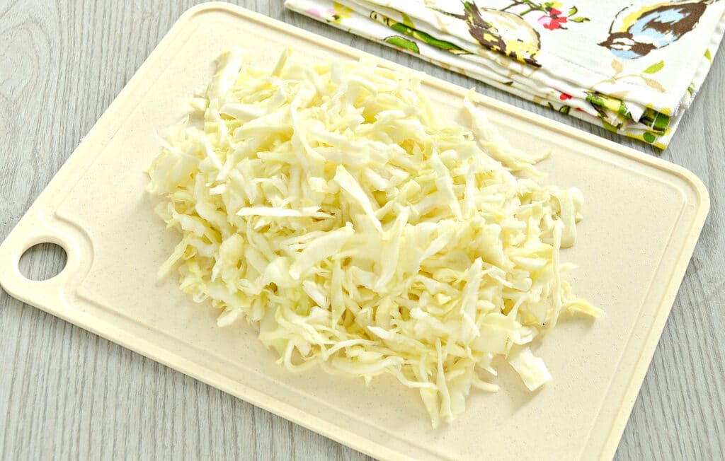 Фото рецепта - Пирожки с жареной капустой и зеленью - шаг 1