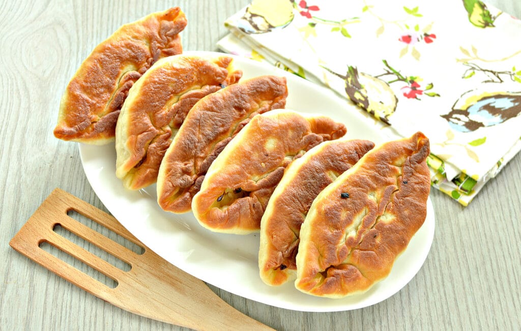 Фото рецепта - Пирожки с жареной капустой и зеленью - шаг 10