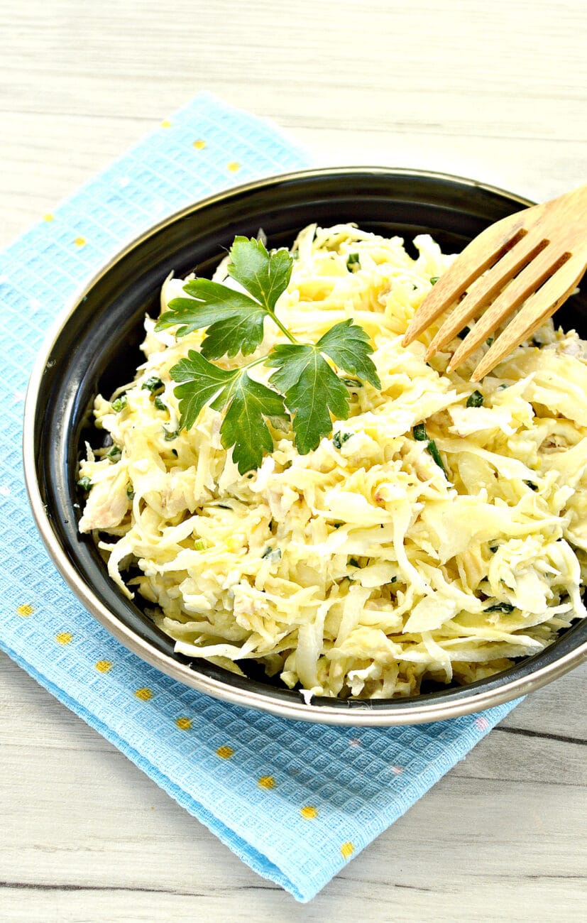 Куриный салат с сыром и капустой
