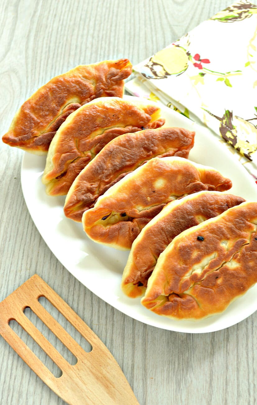 Пирожки с жареной капустой и зеленью