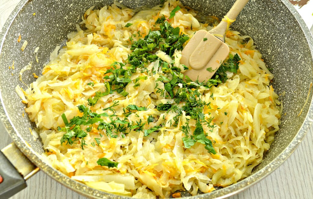 Фото рецепта - Пирожки с жареной капустой и зеленью - шаг 3