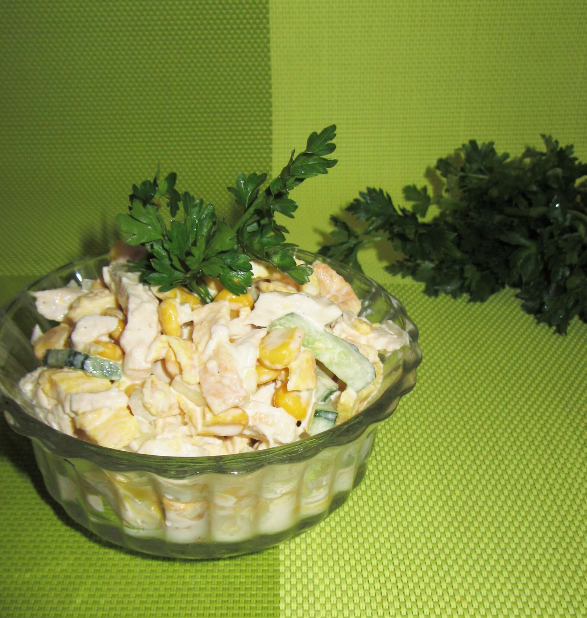 Салат с курицей и кукурузой и яйцом. Салат с яичными блинчиками и курицей. Яичный салат. Салат с курицей. Салат из филе и яиц.