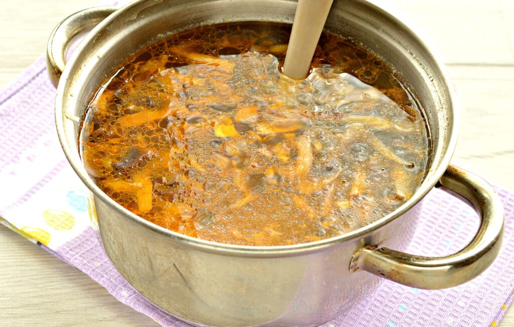 Фото рецепта - Щи с грибами и курицей - шаг 6
