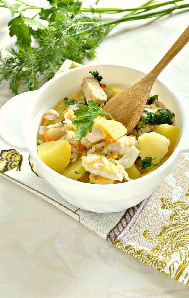Овощное рагу с куриной грудкой и картофелем