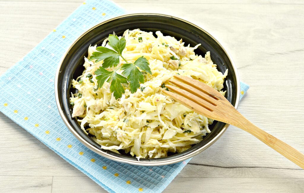 Фото рецепта - Куриный салат с сыром и капустой - шаг 8