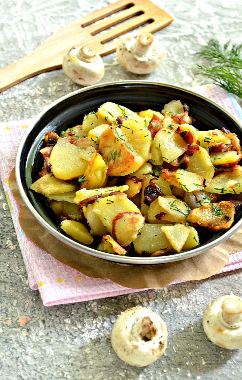 Картофель с беконом и грибами на сковороде