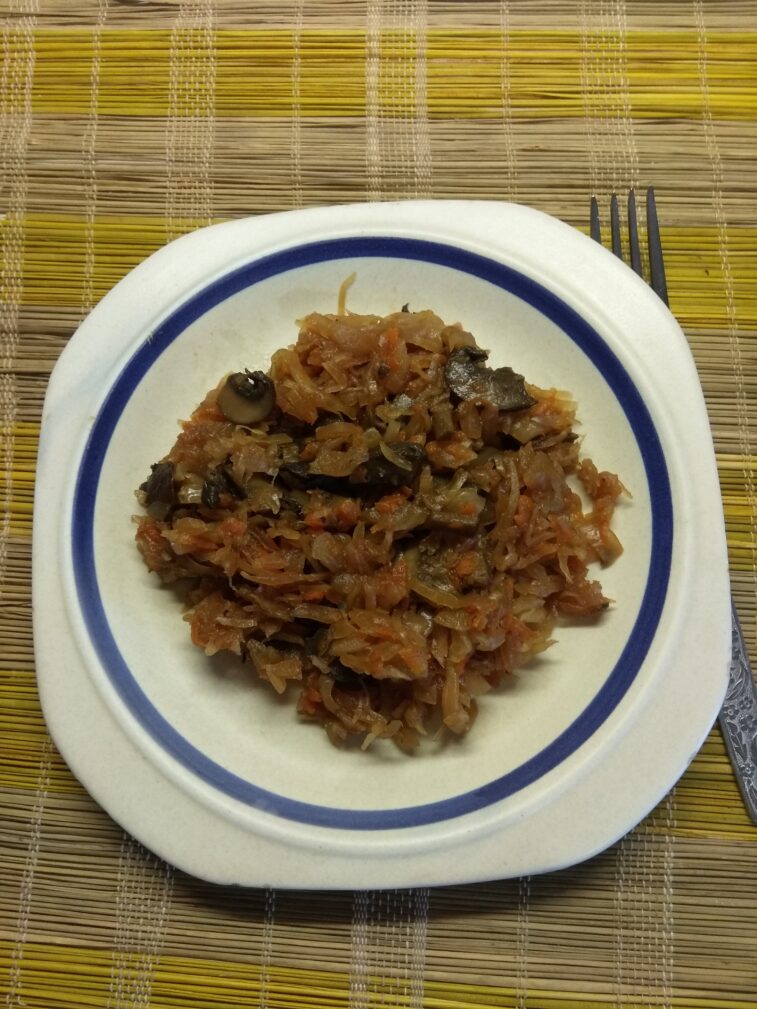Капуста, тушенная с шампиньонами