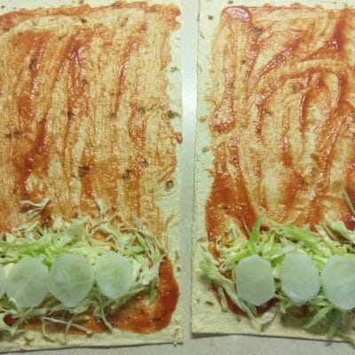 Фото рецепта - Шаурма со свиными котлетами, редисом, огурцами и молодой капустой - шаг 4