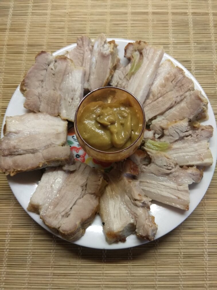 Свиная грудинка, запеченная с чесноком, пряностями и майонезом