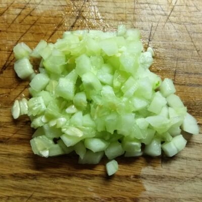 Фото рецепта - Слоёный салат из тунца, риса, огурцов и сыра - шаг 4