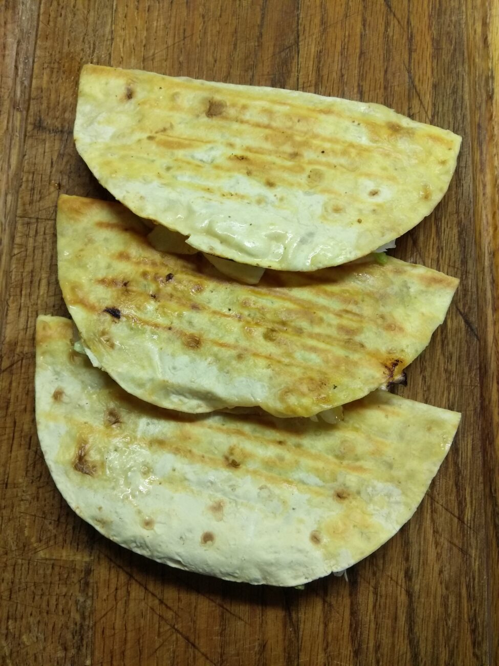 Такос с куриными бедрами и свежими овощами