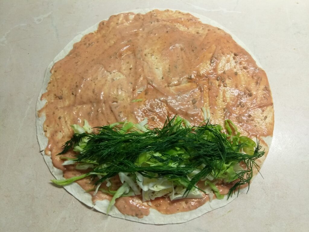 Фото рецепта - Шаурма с запеченной скумбрией и свежими овощами - шаг 4
