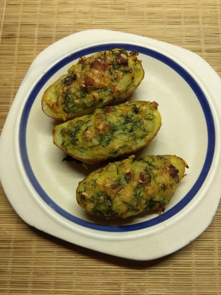 Картофель, фаршированный свиной грудинкой и укропом