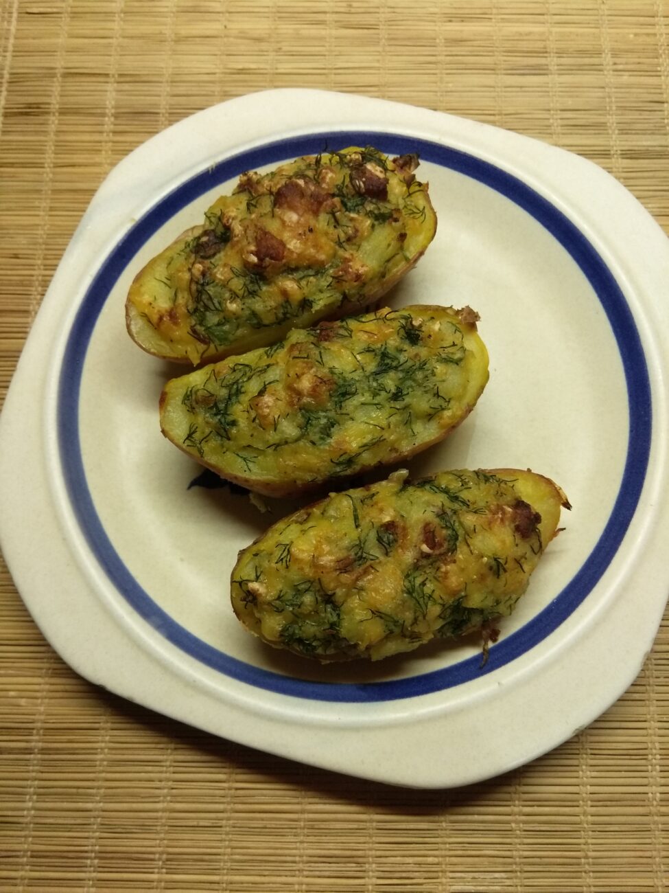Картофель, фаршированный свиной грудинкой и укропом