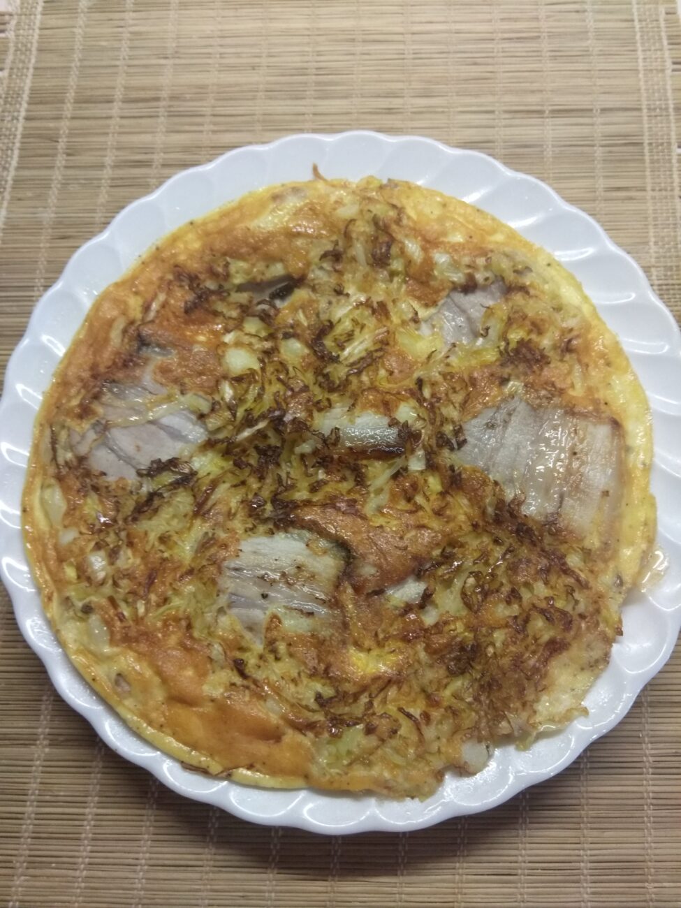Омлет с тушенной капустой и свиной грудинкой