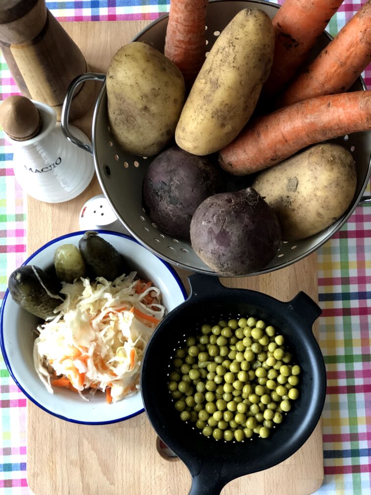 Фото рецепта - Винегрет с квашеной капустой и маринованными огурцами - шаг 1