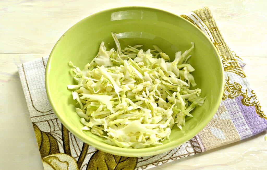 Фото рецепта - Салат с капустой, крабовыми палочками и грушей - шаг 1
