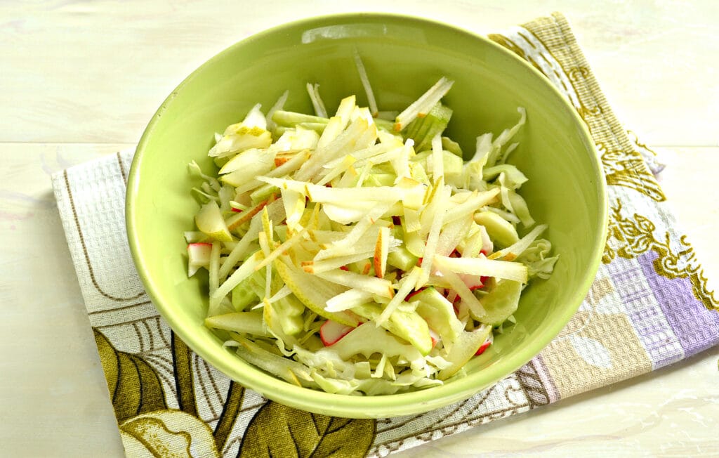 Фото рецепта - Салат с капустой, крабовыми палочками и грушей - шаг 4