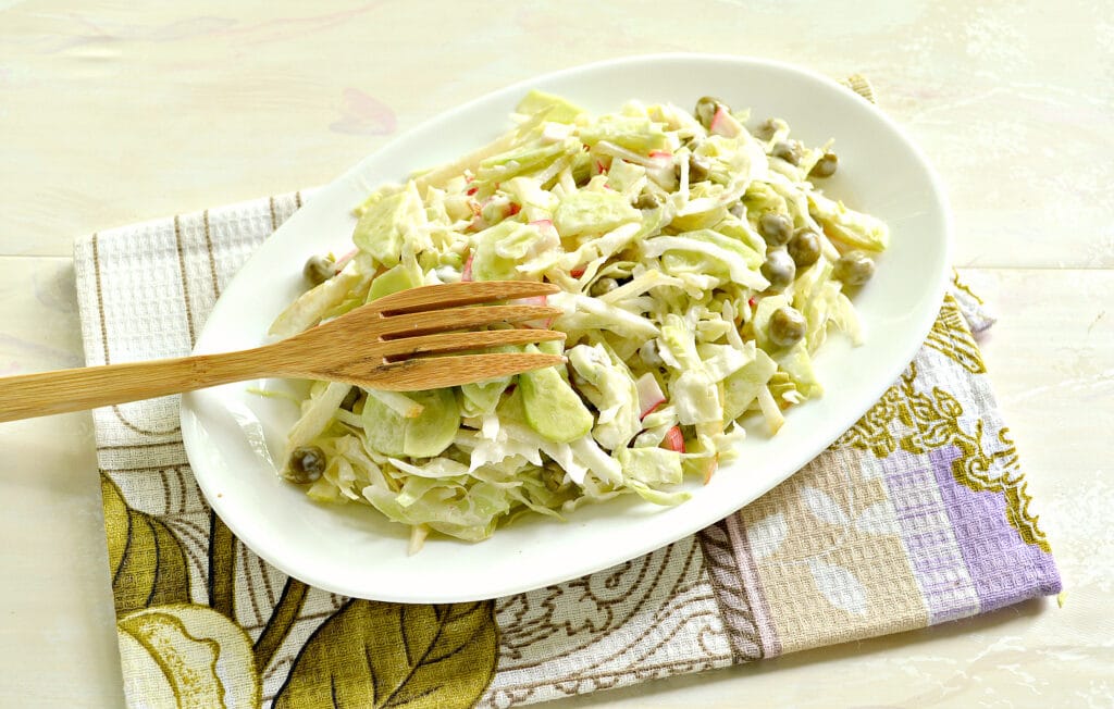 Фото рецепта - Салат с капустой, крабовыми палочками и грушей - шаг 7