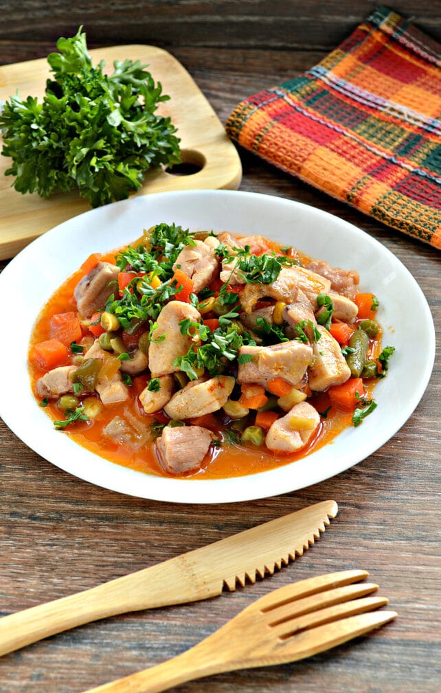 Курица с замороженными овощами в мультиварке