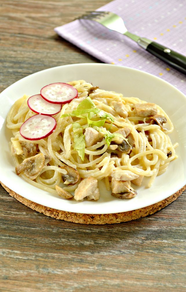Спагетти с курицей, грибами и сыром