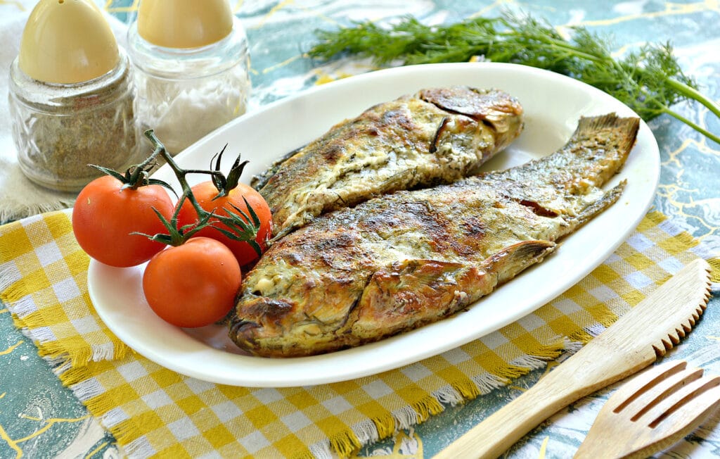 Карась, запеченный в сметане в духовке