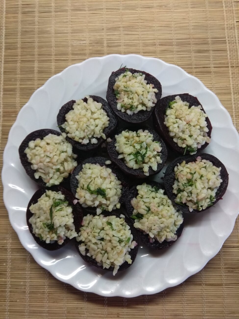 Свекла, фаршированная булгуром и чесноком