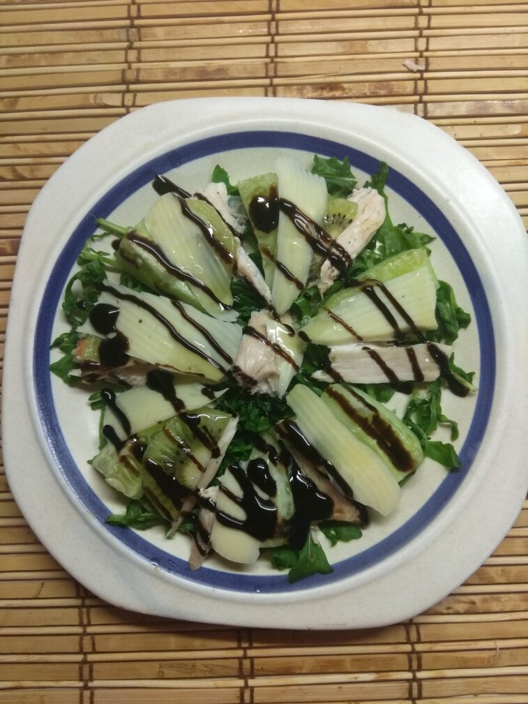 Салат из рукколы, куриного филе, огурцов и киви