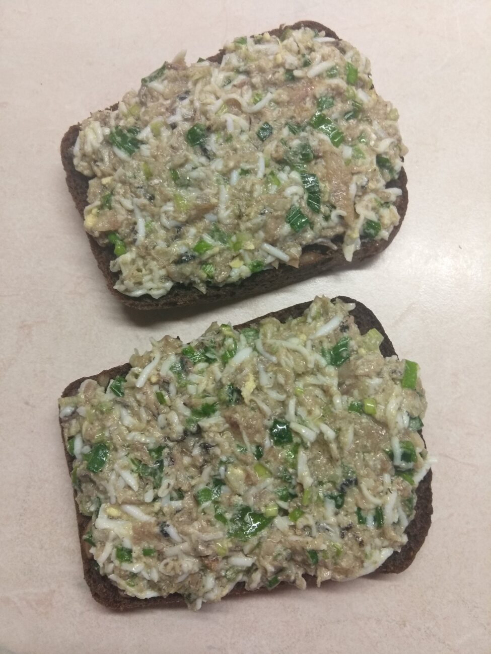 Закуска из шпрот, яиц и зеленого лука