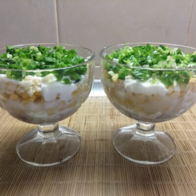 Фото рецепта - Салат-коктейль из селедки, кукурузы, зеленого лука и яиц - шаг 5