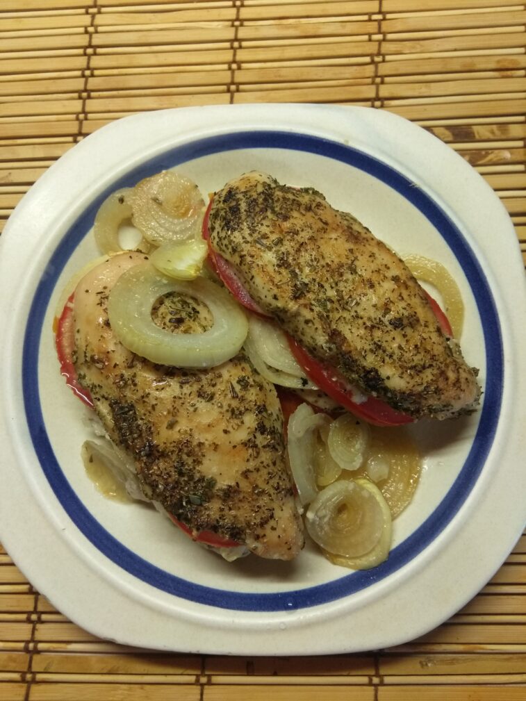 Куриное филе, фаршированное помидорами и луком