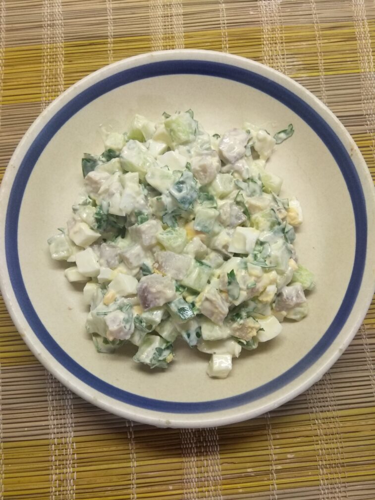 Салат из селедки с свежими огурцами и яйцами