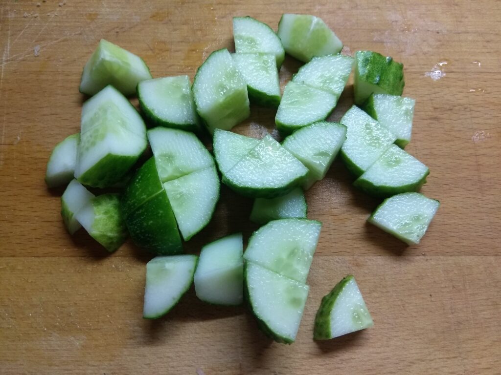 Фото рецепта - Фуршетная закуска из сыра, огурца, балыка и острого перца - шаг 1