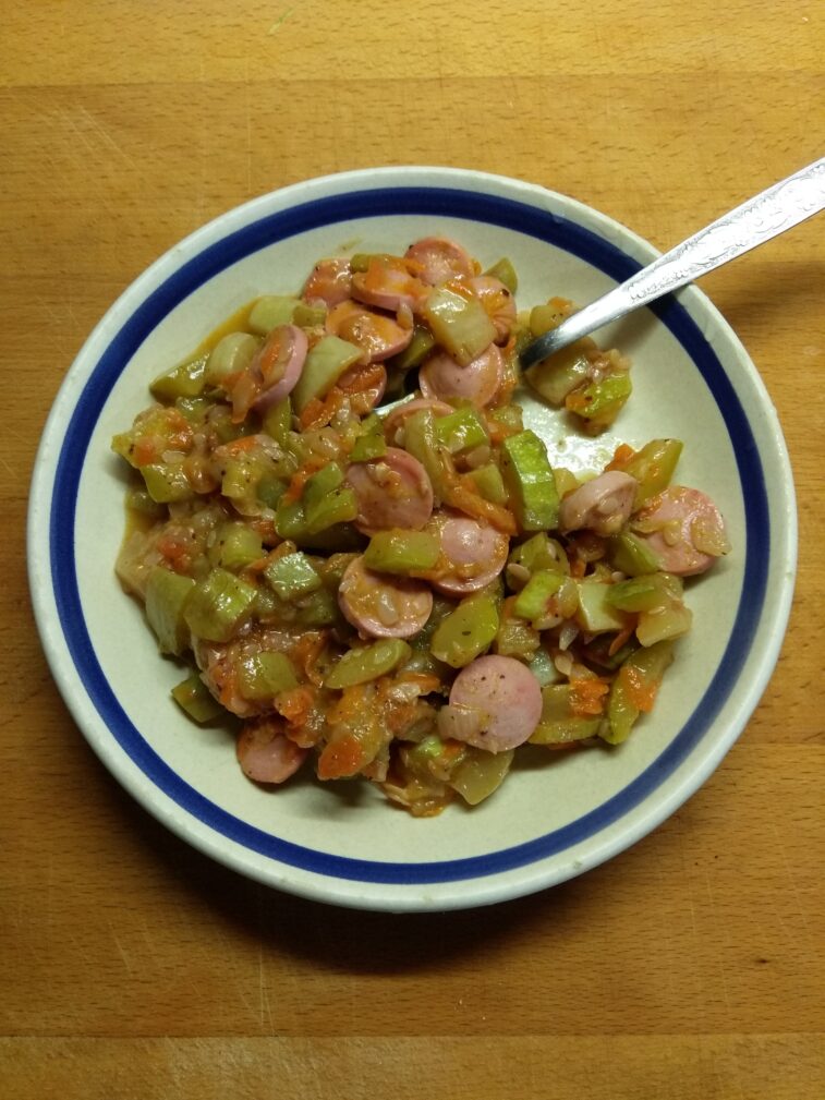 Кабачки, тушенные с сардельками, луком и морковью