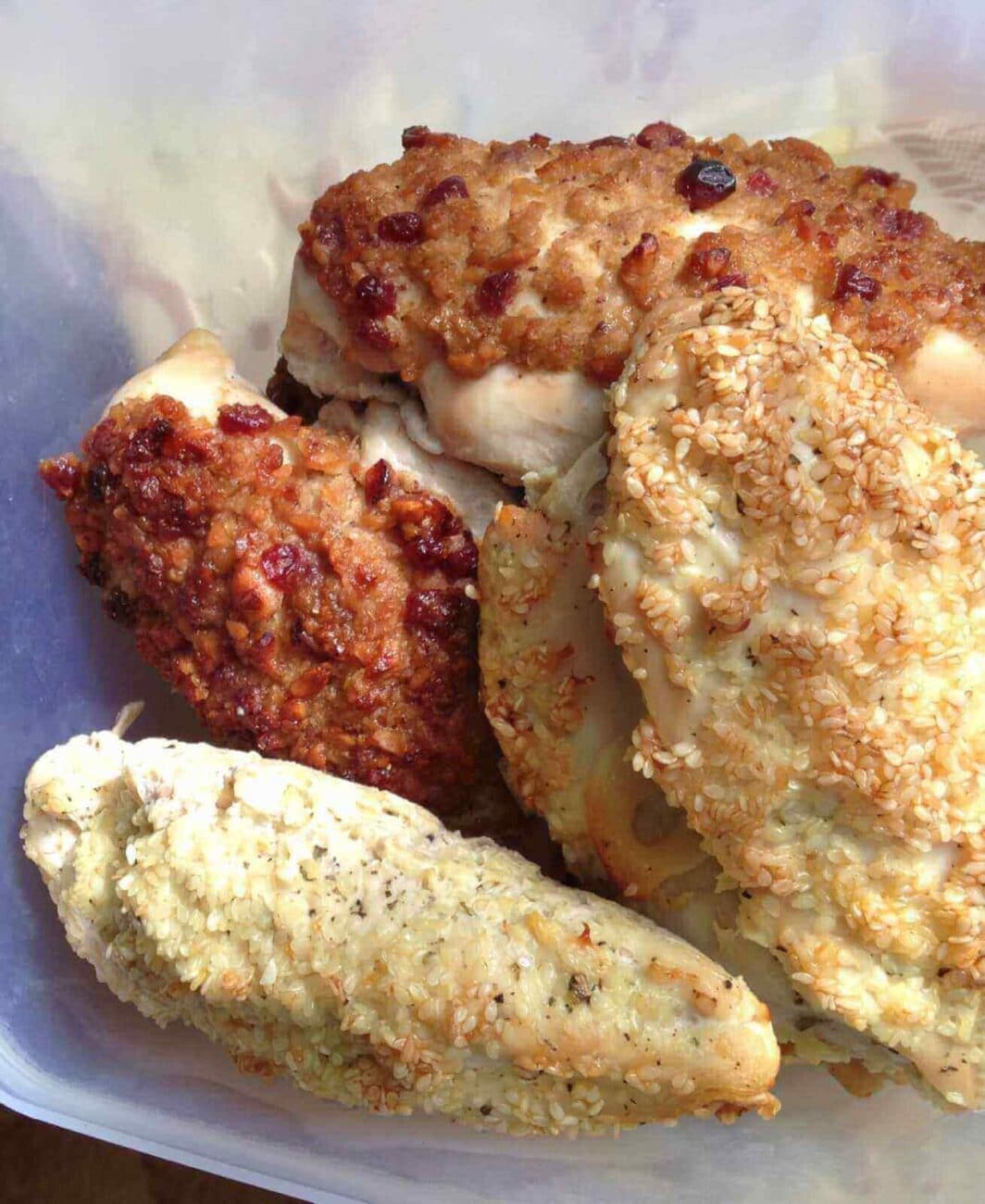 Запеченное куриное филе с чесноком и клюквенно-ореховым соусом