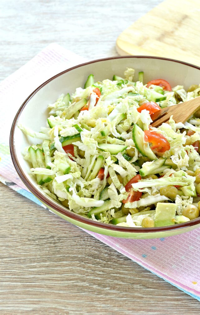 Салат с пекинской капустой, авокадо и черри